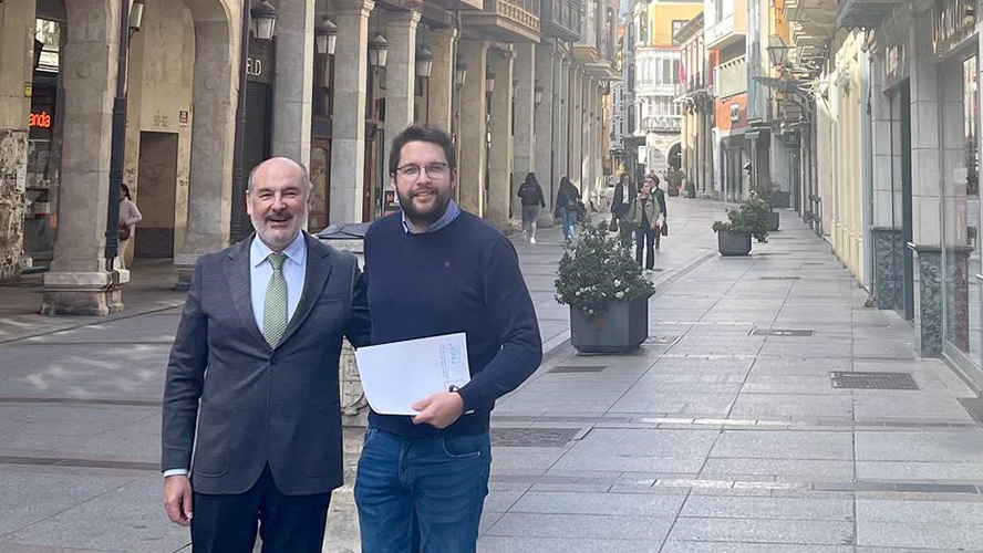 Joaquín Tabernero, director de Finsa Grupo, junto al corredor de seguros Juan Merino.